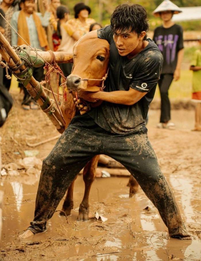 Steven Nguyễn trong cảnh đua bò đầu phim. Ảnh: Thanh Trúc