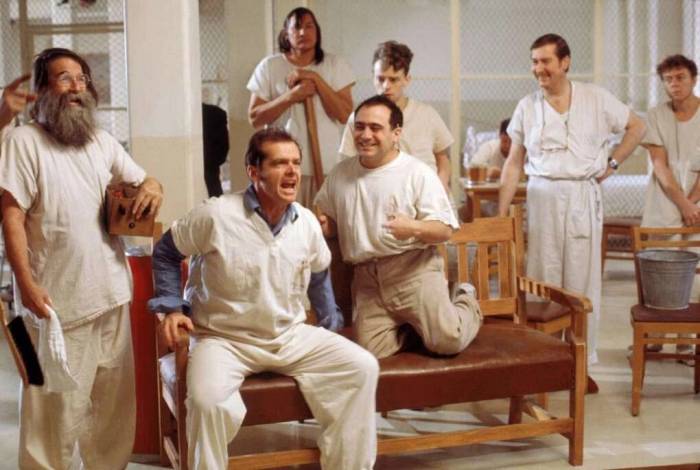 Cảnh phim Bay trên tỏ chim cúc cu, với nhân vật chính là Randle McMurphy- Jack Nicholson thủ vai (thứ hai từ trái), một gã tội phạm bất trị, giả vờ hoặc bị nghi ngờ mắc bệnh tâm thần để trốn án tù lao động nặng. Ảnh: Upstate films