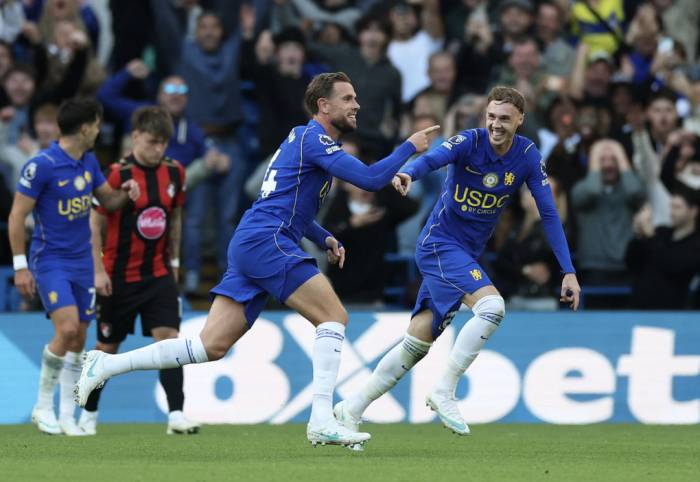 Jordan Henderson mừng bàn với Cole Palmer trong trận Chelsea thắng Bournemouth 5-1 ở vòng sáu Ngoại hạng Anh trên sân Stamford Bridge, London, Anh ngày 10/10/2026. Ảnh: Reuters