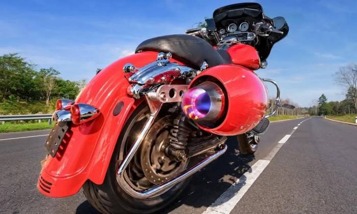 Tuabin phụt ra lửa trên chiếc Harley-Davidson độ. Ảnh: Warped