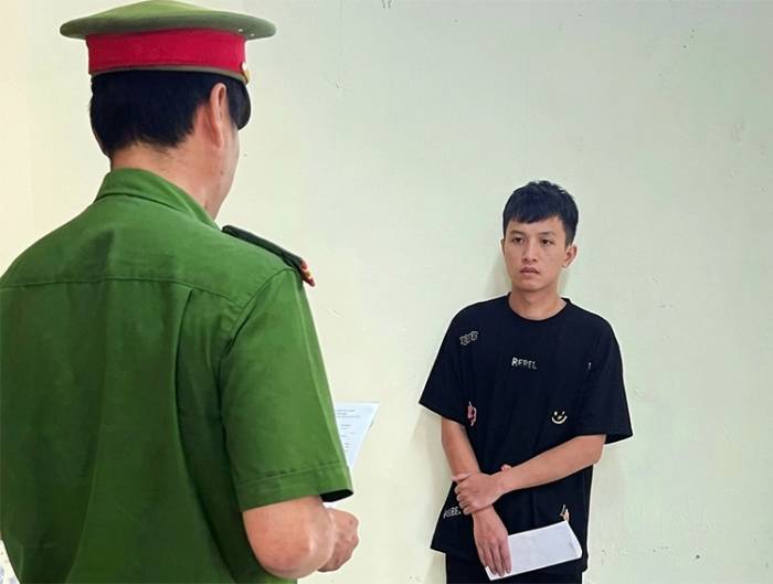 Tô Thanh Trường khi nghe lệnh bắt tạm giam. Ảnh: Công an Cần Thơ