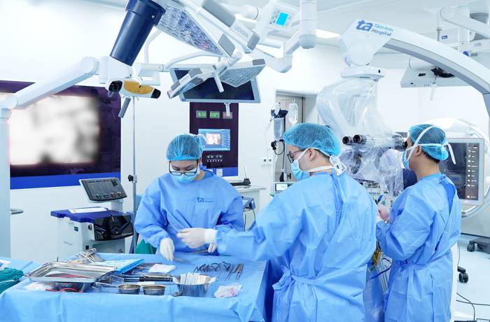 Bác sĩ phẫu thuật cho người bệnh động kinh kháng thuốc. Ảnh: Bệnh viện Đa khoa Tâm Anh