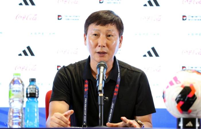 HLV Kim Sang-sik của Việt Nam họp báo sau trận thắng Pakistan 4-2 ở lượt cuối bảng B hạng Nhất FIFA ASEAN Cup 2026, trên sân Gelora Bung Karno, Jakarta, Indonesia ngày 2/10/2026. Ảnh: Đức Đồng
