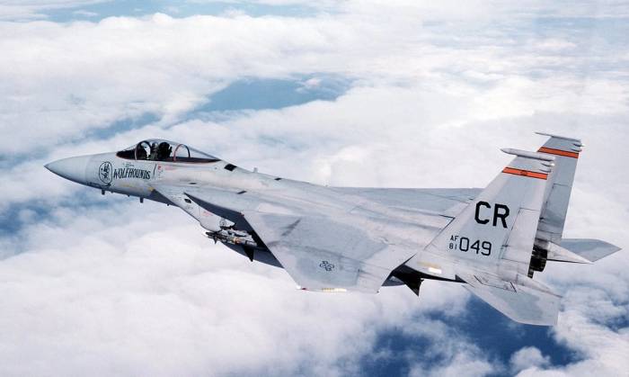 Tiêm kích F-15C thuộc Phi đoàn 32 trong một chuyến bay tuần tra. Ảnh: USAF
