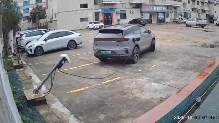 Tài xế xe điện quên tháo sạc, giật đổ trụ sạc
