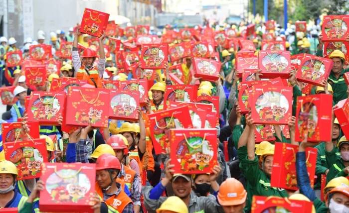 Người lao động nhận quà Tết hồi đầu năm. Ảnh: Coteccons