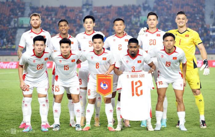 Tiền đạo gốc Brazil Nguyễn Tài Lộc (hàng trên trái), Việt kiều gốc Pháp Nguyễn Adou Minh Leygley (hàng trên thứ hai từ trái sang), Cao Pendant Quang Vinh (3) và Việt kiều gốc Slovakia Lê Giang Patrik (1) đá chính trận thua Thái Lan 0 - 2 ở lượt hai bảng B hạng Nhất FIFA ASEAN Cup 2026, trên sân Si Jalak Harupat, Bandung, Indonesia ngày 29/9/2026. Ảnh: Đức Đồng