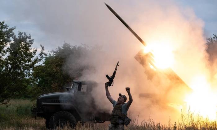 Pháo phản lực phóng loạt BM-21 Grad của Ukraine khai hỏa về phía vị trí lực lượng Nga tại một địa điểm không được tiết lộ gần thành phố Kostyantynivka, phía bắc tỉnh Donetsk, hồi tháng 6. Ảnh: AFP