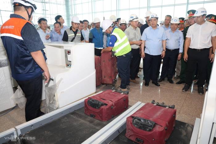 Phó thủ tướng Phạm Gia Túc kiểm tra việc chạy thử băng chuyền hành lý tại Sân bay Long Thành. Ảnh: Phước Tuấn