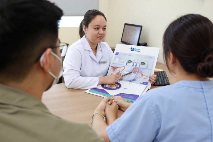 Bác sĩ Ngân tư vấn nguy cơ di truyền gene alpha-Thalassemia cho vợ chồng chị Lài. Ảnh: Bệnh viện Đa khoa Tâm Anh