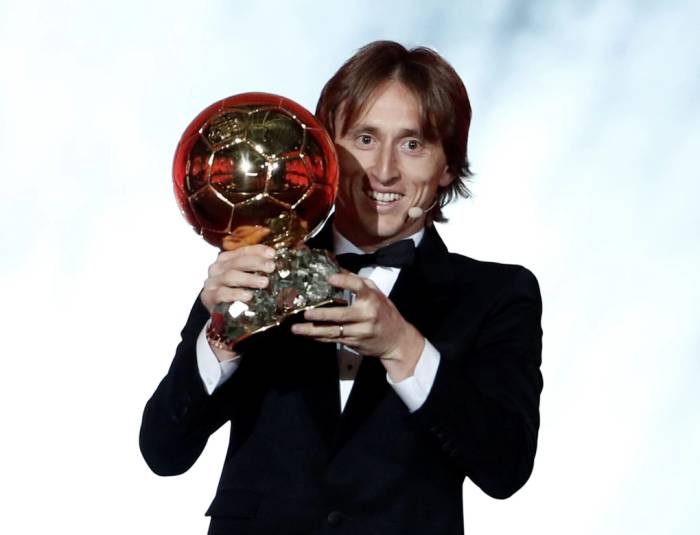 Luka Modric và Quả Bóng Vàng 2018 ở đêm gala tại Paris, Pháp ngày 3/12/2018. Ảnh: Reuters