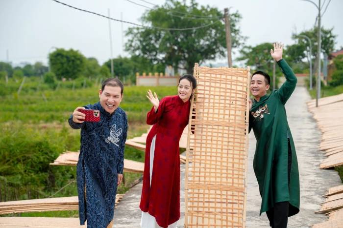 Nghệ sĩ Quang Thắng, host Phí Linh, diễn viên Đỗ Duy Nam tìm hiểu cách làm sợi bánh đa cua.