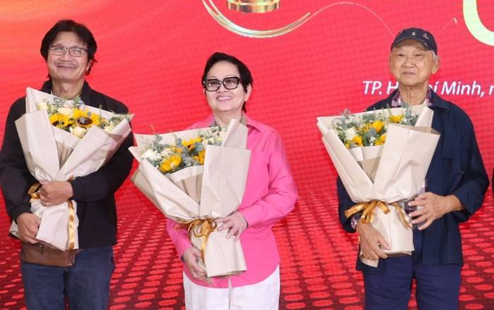 Từ trái qua: nghệ sĩ Công Ninh, đạo diễn Hoa Hạ, nhạc sĩ Nguyễn Ngọc Thiện - các gương mặt được vinh danh khi đồng hành cùng giải Mai Vàng, sáng 8/10. Ảnh: Ban tổ chức cung cấp