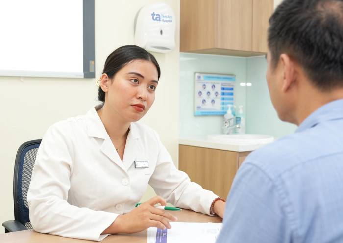 Bác sĩ Quỳnh tư vấn cho người bệnh đau đầu do thoái hóa đốt sống cổ. Ảnh minh họa: Bệnh viện Đa khoa Tâm Anh