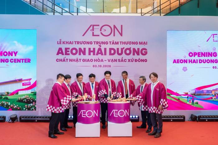 Các đại biểu thực hiện nghi thức khai trương. Ảnh: Aeon Việt Nam
