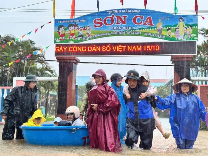 Nhiều trường học ở xã Núi Thành cho học sinh nghỉ học do nước đã ngập sân trường. Ảnh: Quang Cường