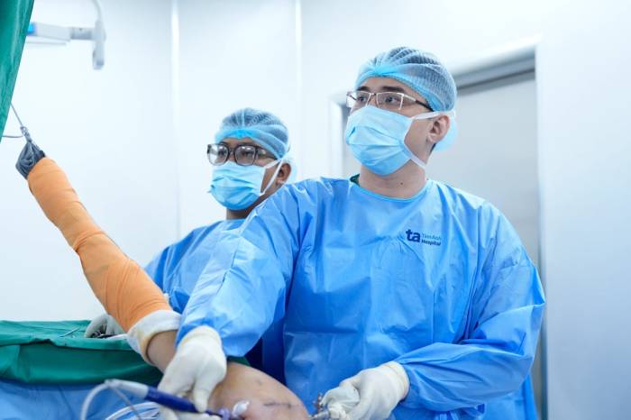 Bác sĩ Đại Dương (phải) phẫu thuật nội soi điều trị bệnh lý khớp vai, giúp người bệnh ít đau và phục hồi nhanh. Ảnh: Bệnh viện Đa khoa Tâm Anh
