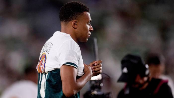 Mbappe cuộn áo phông để che đi thông điệp ủng hộ người dân Ceuta, trước trận Elche – Real Madrid trên sân Martinez Valero, Elche, Tây Ban Nha ngày 15/9/2026. Ảnh: Reuters