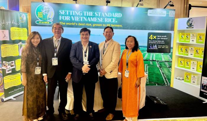 Ông Hồ Quang Cua (thứ 2 từ trái sang) cùng Tham tán Thương mại Việt Nam tại Philippines - ông Lê Phú Cường. Ảnh: Nhân vật cung cấp