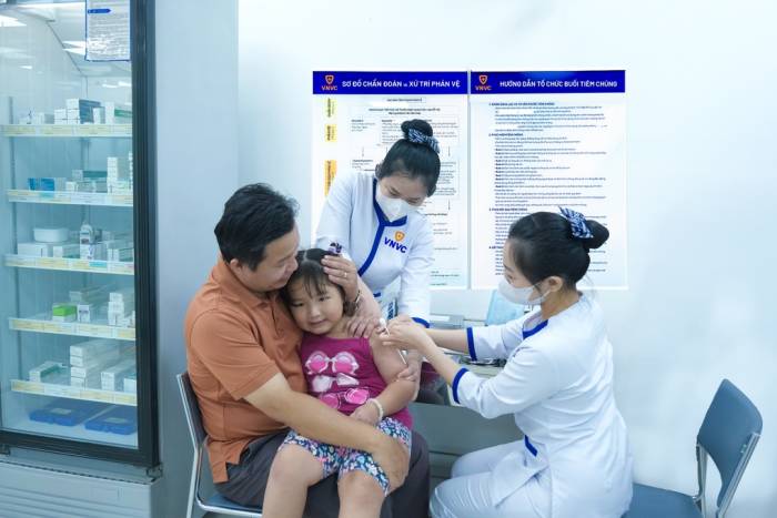 Trẻ nhỏ tiêm vaccine phòng tay chân miệng tại Hệ thống Tiêm chủng VNVC. Ảnh: Bình An