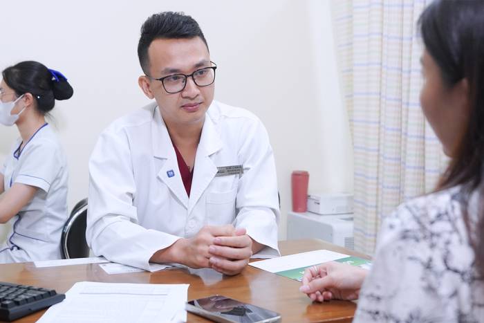 Bác sĩ Đô tư vấn cho chị Hương. Ảnh: Bệnh viện Đa khoa Tâm Anh