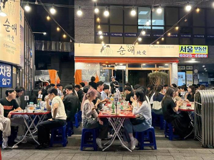 Một quán nhậu vỉa hè ở khu Jongno 3-ga, Seoul, kín khách. Ảnh: Lee Hae Rin