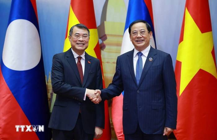 Thủ tướng Lê Minh Hưng hội kiến Chủ tịch Quốc hội Lào Sonexay Siphandone.