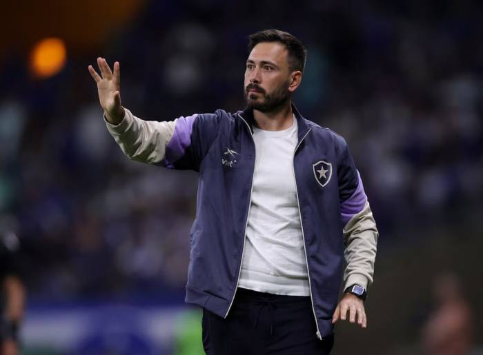 Davide Ancelotti ở khu kỹ thuật khi còn dẫn dắt Botafogo trong trận Cruzeiro – Botafogo trên sân Mineirao, Belo Horizonte, Brazil ngày 4/12/2025. Ảnh: Reuters