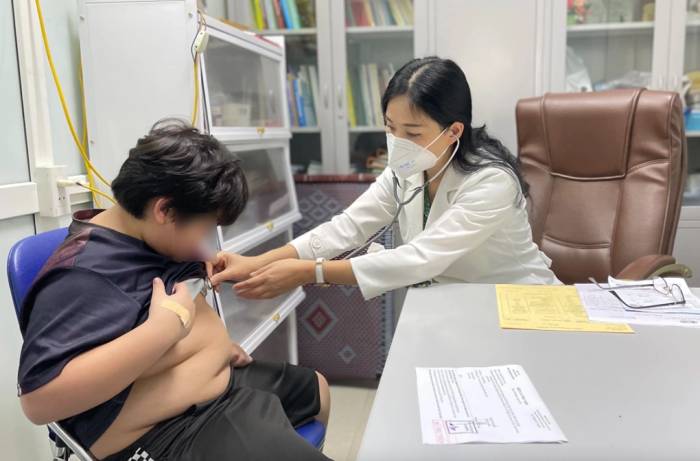 Bé Long đang được bác sĩ Phan Bích Nga khám, tại Viện Dinh dưỡng quốc gia. Ảnh:Phan Dương