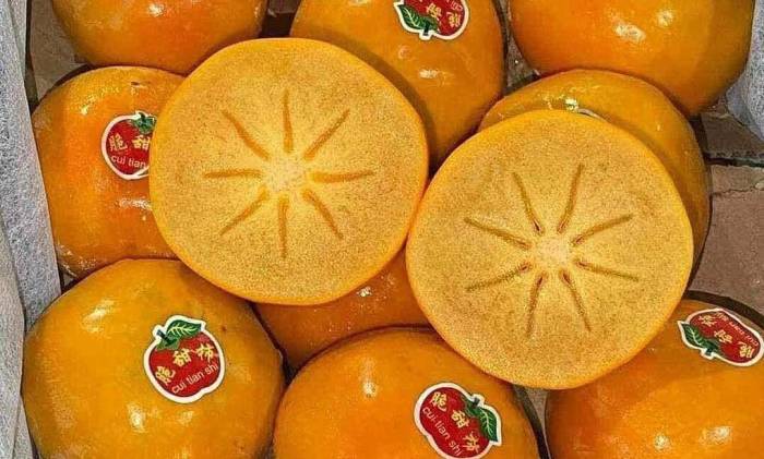 Hồng giòn socola được bán nhiều trên các cửa hàng oniline ở TP HCM và Hà Nội. Ảnh: