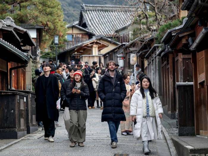 Khách quốc tế tham quan Kyoto, Nhật Bản. Ảnh: AFP
