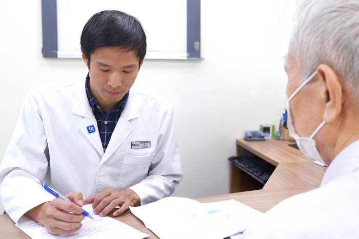 Bác sĩ Thu tư vấn phác đồ điều trị cho ông Công. Ảnh: Bệnh viện Đa khoa Tâm Anh
