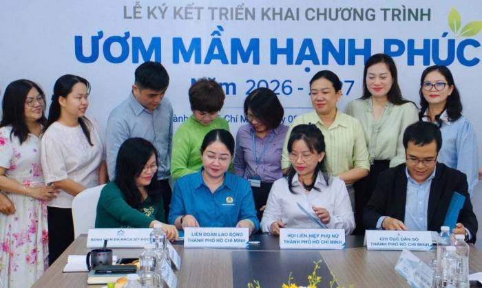 Đại diện Chi cục Dân số TP HCM, Hội Liên hiệp Phụ nữ, Liên đoàn Lao động thành phố và Bệnh viện Mỹ Đức ký hợp tác triển khai chương trình Ươm mầm hạnh phúc 2026-2027, ngày 8/10. Ảnh: Kim Hoàn