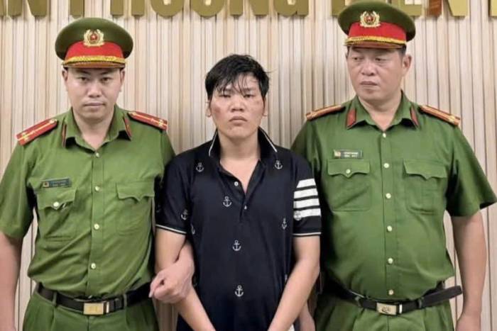 Nguyễn Anh Hào (áo đen) tại cơ quan công an. Ảnh: Công an TP HCM