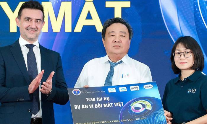 Chương trình Vì đôi mắt Việt trao tặng máy chụp đáy mắt cho bệnh viện. Ảnh: Thu Thuỷ