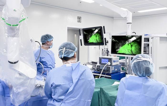 Robot Da Vinci Xi  tích hợp công nghệ huỳnh quang giúp khối u phát tín hiệu màu xanh giúp bác sĩ phân biệt với mô lành xung quanh. Ảnh: Bệnh viện Đa khoa Tâm Anh