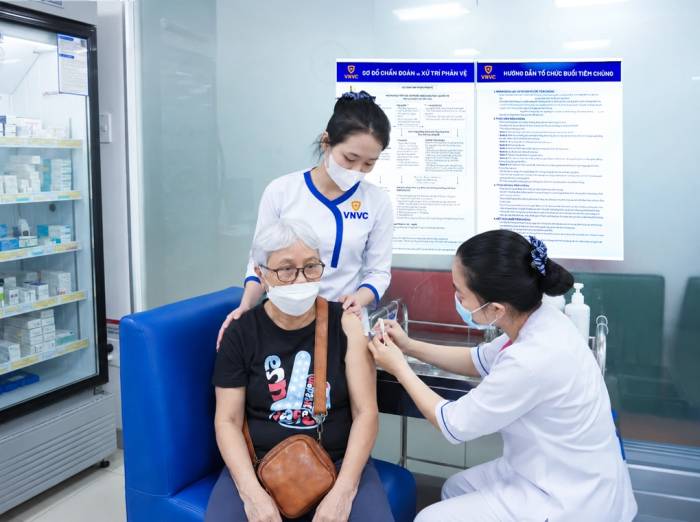 Người cao tuổi tiêm vaccine cúm tại VNVC. Ảnh: Bình An
