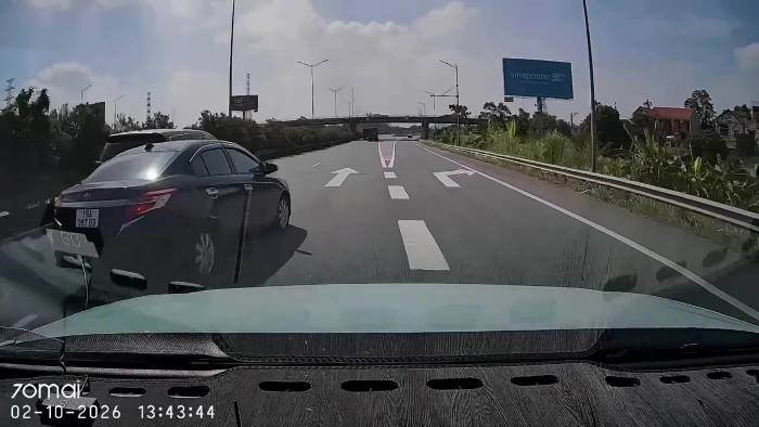 Ôtô chuyển làn ẩu trên cao tốc xe phía sau 'hú vía'