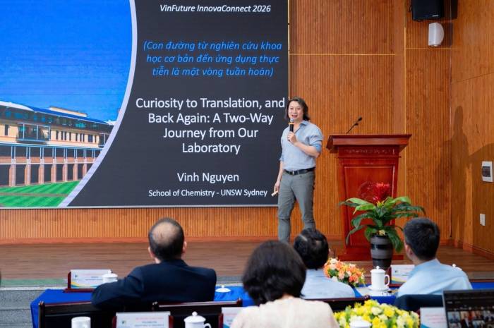 GS. Nguyễn Thành Vinh chia sẻ với các nhà nghiên cứu và sinh viên tại trường Đại học Bách khoa - Đại học Đà Nẵng. Ảnh: VFP