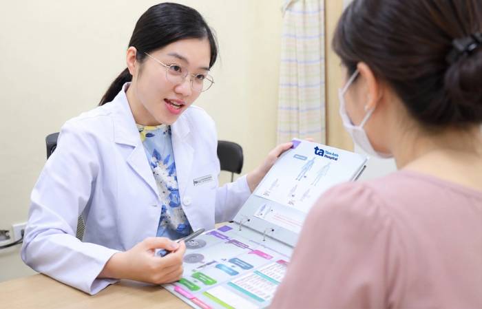 ThS.BS Trần Ngọc Vân Anh tư vấn các phương pháp hỗ trợ sinh sản cho bệnh nhân. Ảnh: IVF Tâm Anh