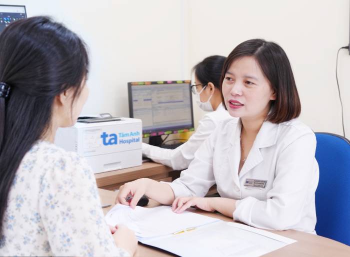 Bác sĩ tư vấn phác đồ điều trị thuốc sinh học cho người bệnh lupus ban đỏ. Ảnh minh họa: Phòng khám Đa khoa Tâm Anh Cầu Giấy