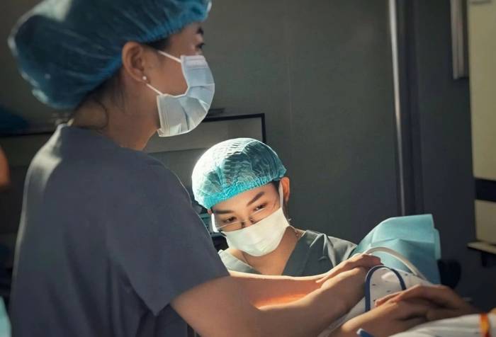 Bác sĩ Bệnh viện Mỹ Đức chuyển phôi cho bệnh nhân. Ảnh: Bệnh viện cung cấp