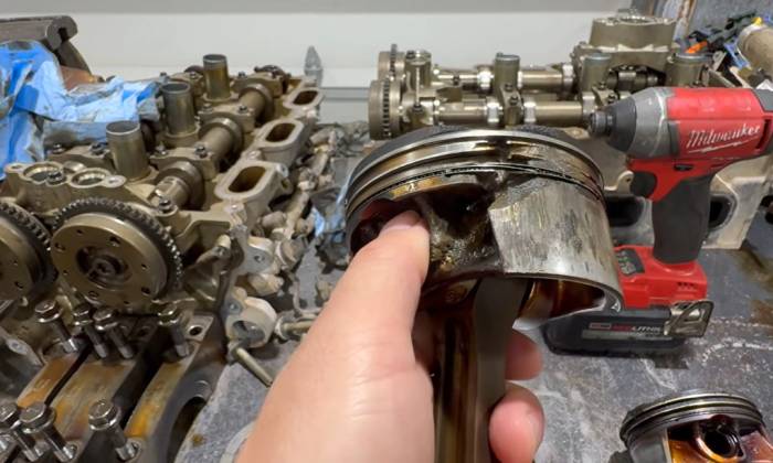 Một trong số các piston hư hỏng nghiêm trọng. Ảnh: I Do Cars