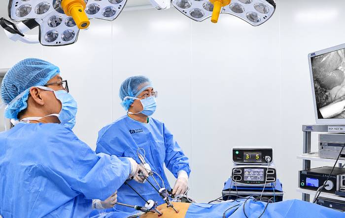 Bác sĩ Khánh (thứ hai từ trái qua) đang phẫu thuật nội soi cắt gan cho ông Trọng. Ảnh: Bệnh viện Đa khoa Tâm Anh