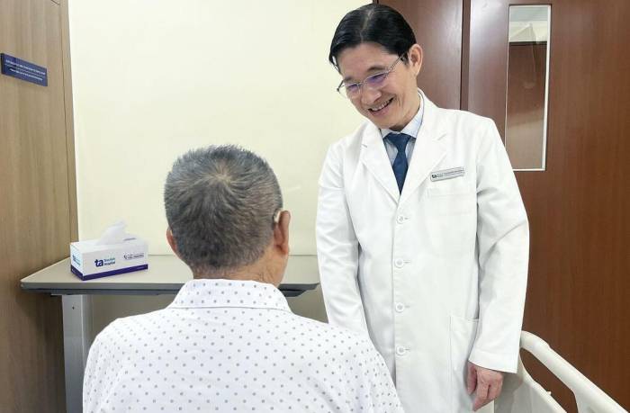 Bác sĩ Dũng kiểm tra sức khỏe bệnh nhân trước khi xuất viện. Ảnh: Bệnh viện Đa khoa Tâm Anh