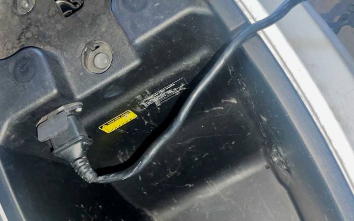 Xe máy điện với thiết kế chấu cắm ở trong, khung cốp có rãnh để dẫn dây ra bên ngoài, giúp việc lấy cắp bộ sạc trở nên khó khả thi hơn. Ảnh: Phạm Hải