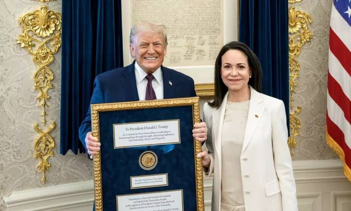 Bà  Maria Corina Machado tặng Tổng thống Mỹ Donald Trump huy chương Nobel Hòa bình tại Nhà Trắng hồi tháng 1. Ảnh: Reuters