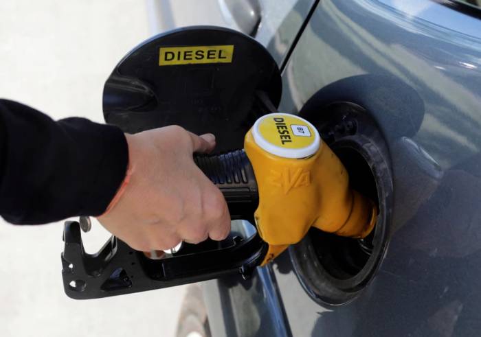 Người dân bơm dầu diesel tại một trạm xăng ở Nice (Pháp). Ảnh: Reuters
