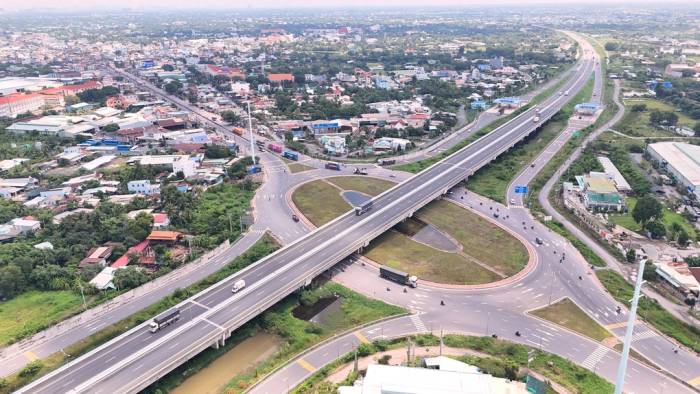Cao tốc Bến Lức - Long Thành tại nút giao quố lộ 1. Ảnh: Hoàng Nam