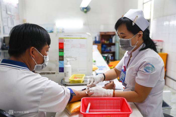 Lấy máu xét nghiệm tại bệnh viện ở TP HCM. Ảnh: Quỳnh Trần